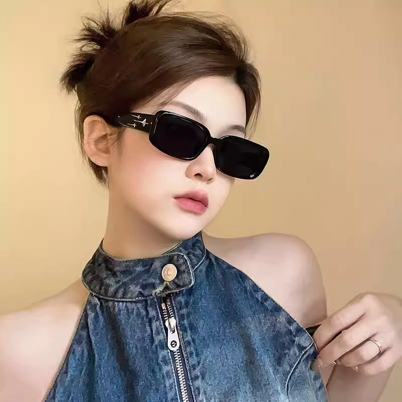 Ảnh gái xinh đeo mắt kính tóc dài với thần thái tinh tế