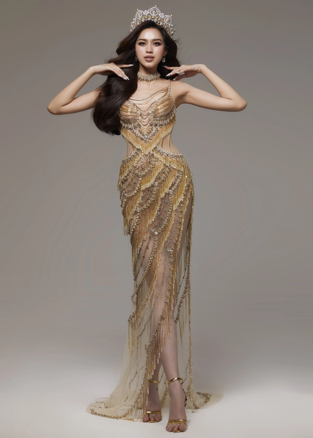 Đỗ Thị Hà sexy với vóc dáng hoàn hảo trong trang phục dạ hội