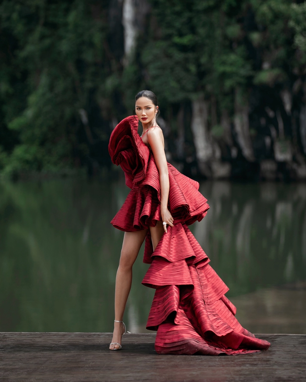 Cuộc đời H'Hen Niê từ cô gái Rade nghèo đến hoa hậu quốc tế 2018 