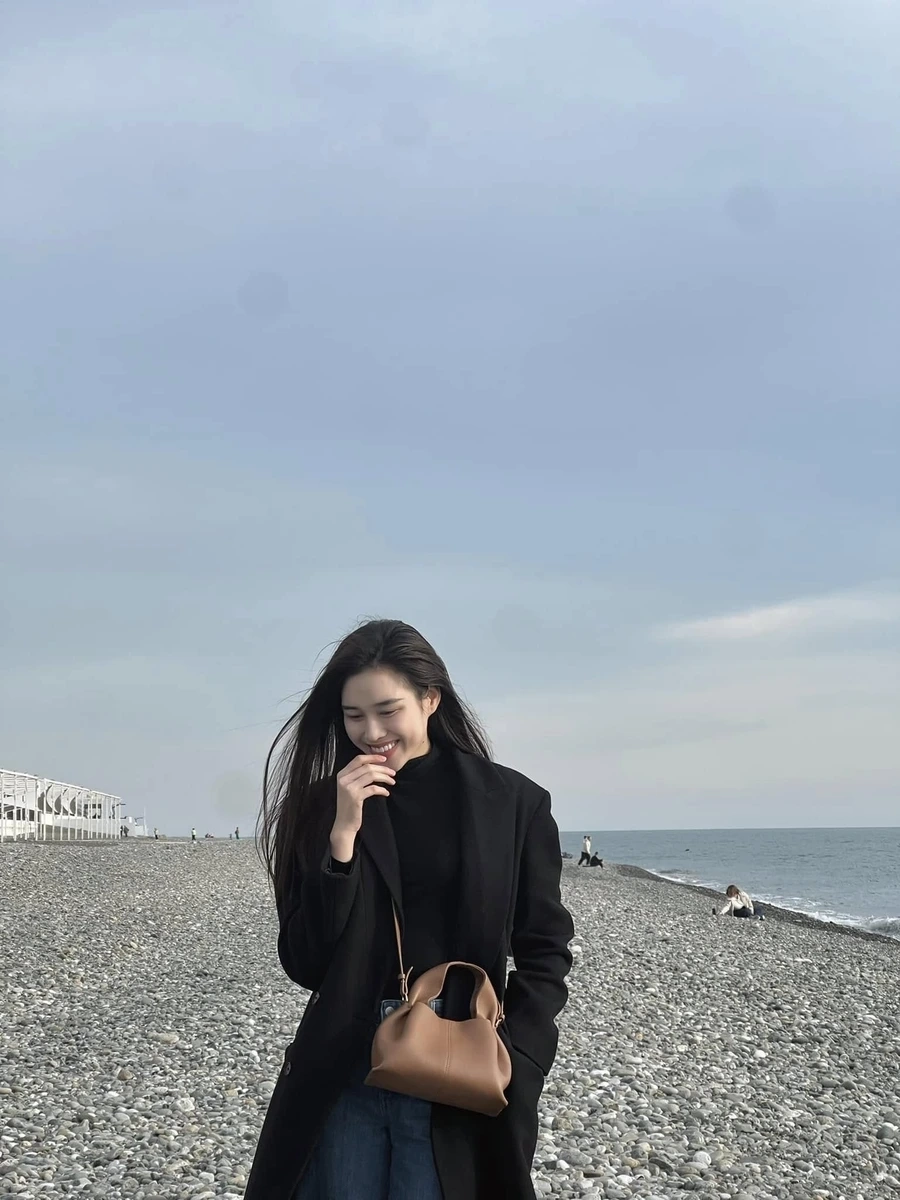 Hình ảnh hoa hậu Đỗ Thị Hà nổi bật với thần thái tự tin