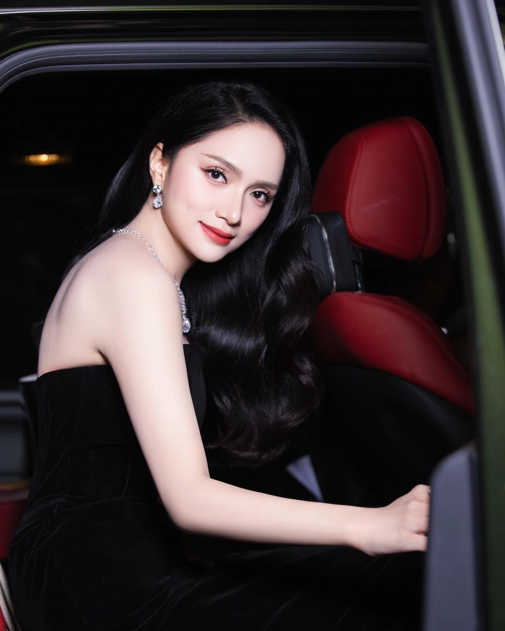 Hương Giang Lâm Khánh Chi đại diện chuyển giới Việt Nam kiêu hãnh