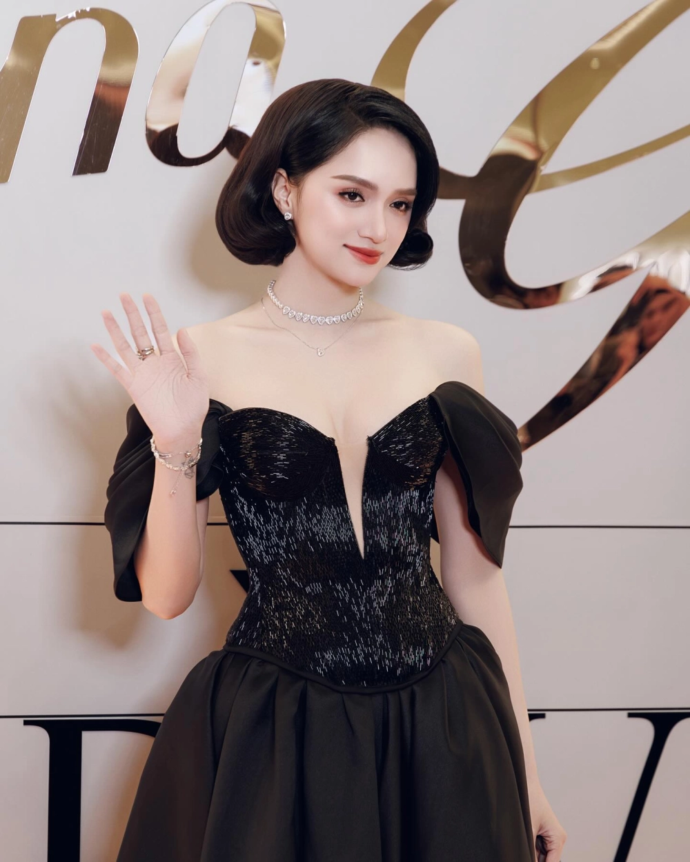 Hoa hậu Hương Giang mới nhất rạng rỡ trong sự kiện thời trang