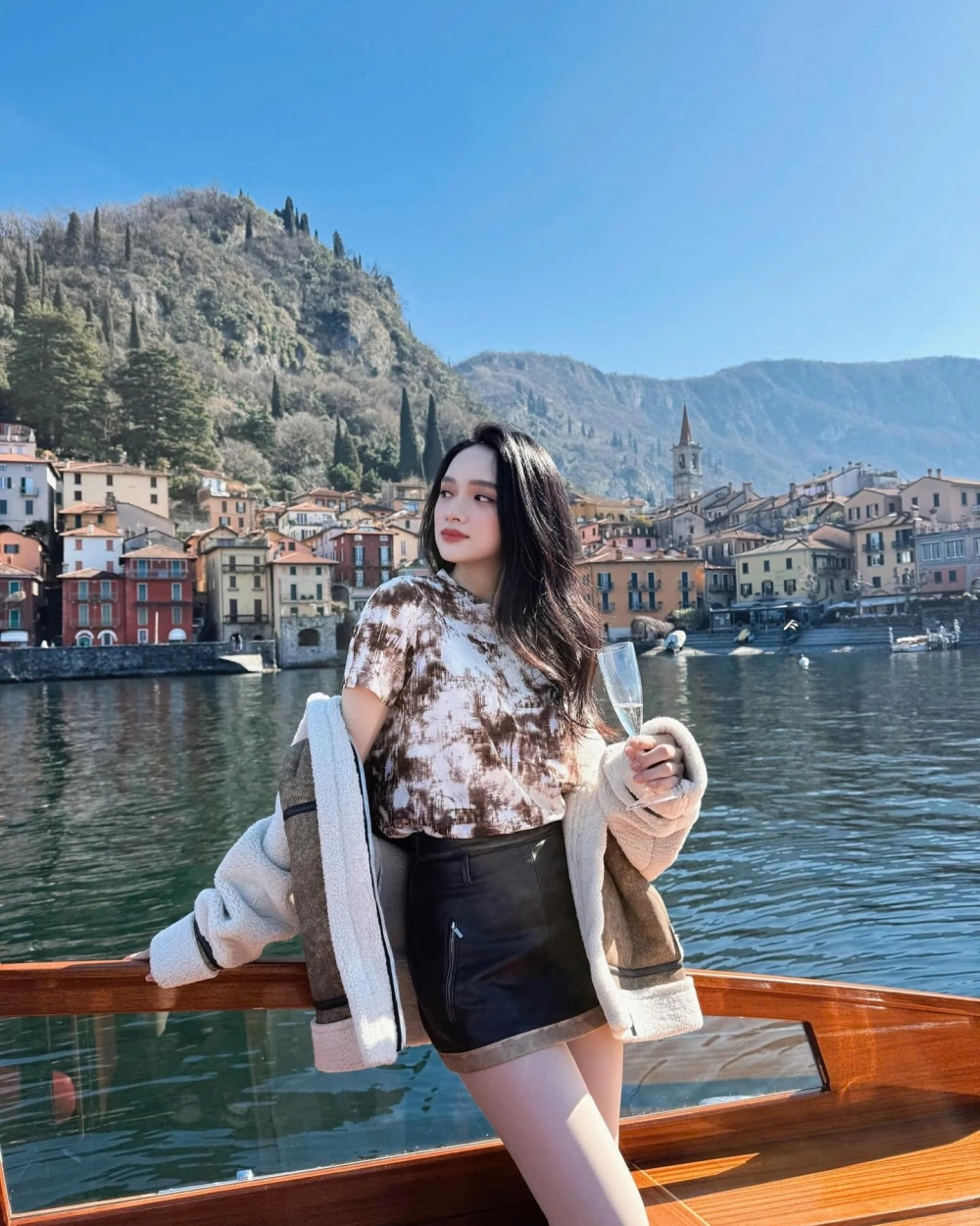 Hương Giang catwalk chuyên nghiệp, thần thái vedette cuốn hút