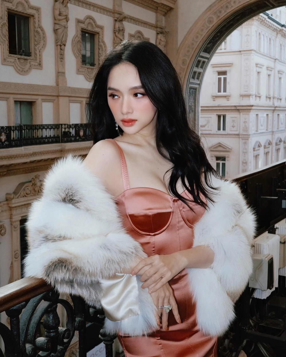 Hương Giang phòng trà biểu diễn đầy cảm xúc, giọng hát mê hoặc