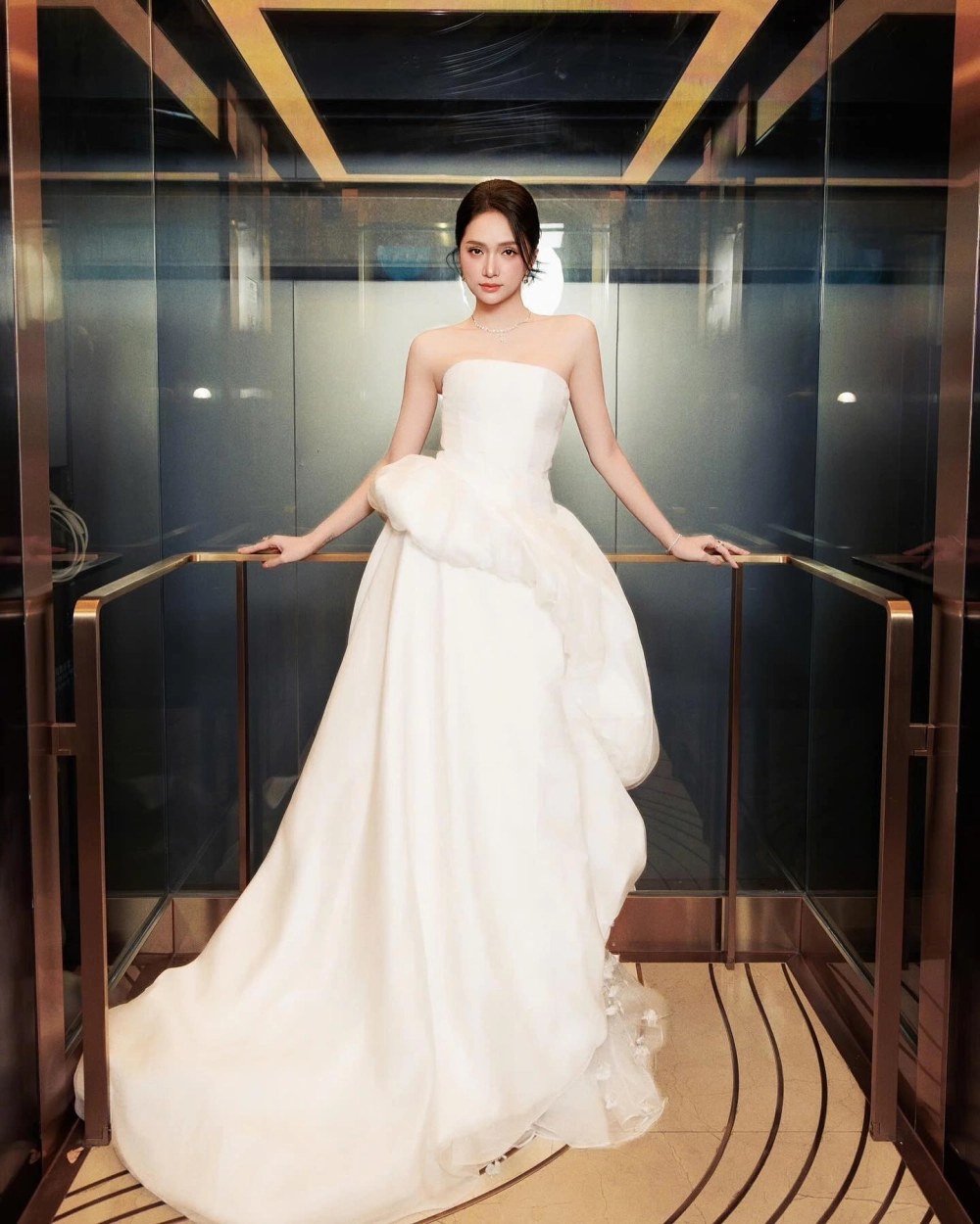 Ca sĩ Chuyển giới Hương Giang chinh phục sân khấu bằng tài năng