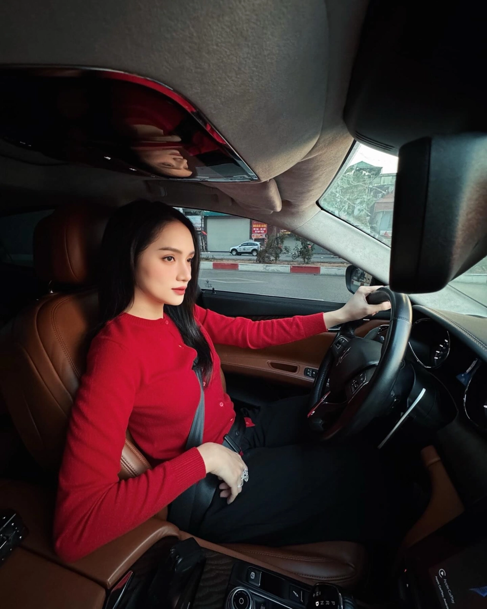 Hoa hậu Hương Giang tỏa sáng với nhan sắc và tài năng vượt trội