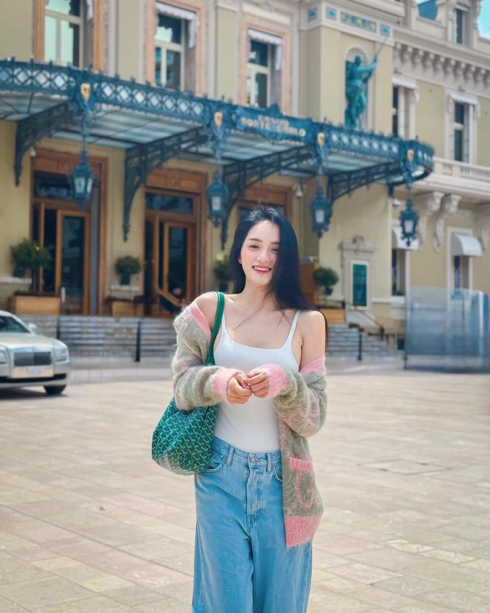 Hương Giang đánh golf với tư thế chuẩn, cuốn hút mọi ánh nhìn