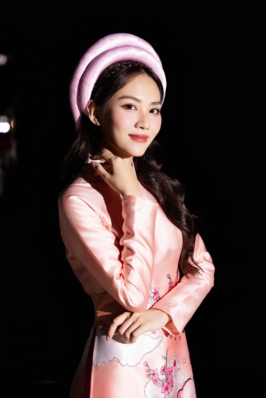 Gái xinh cười duyên với nụ cười tự nhiên làm tan chảy mọi người