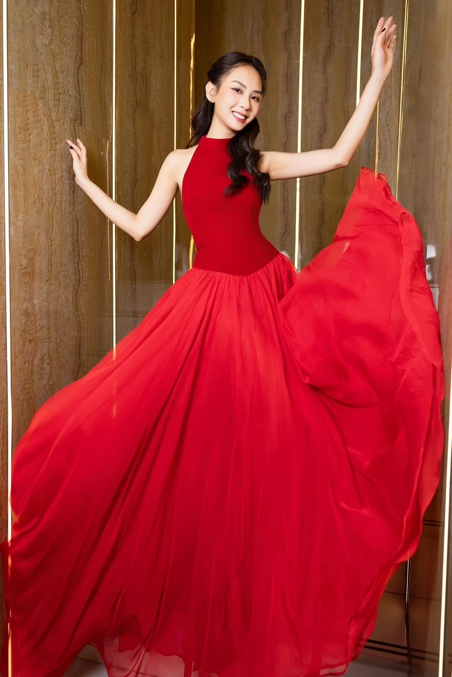 Gái xinh cười đẹp với nụ cười sáng bừng như ánh nắng mai