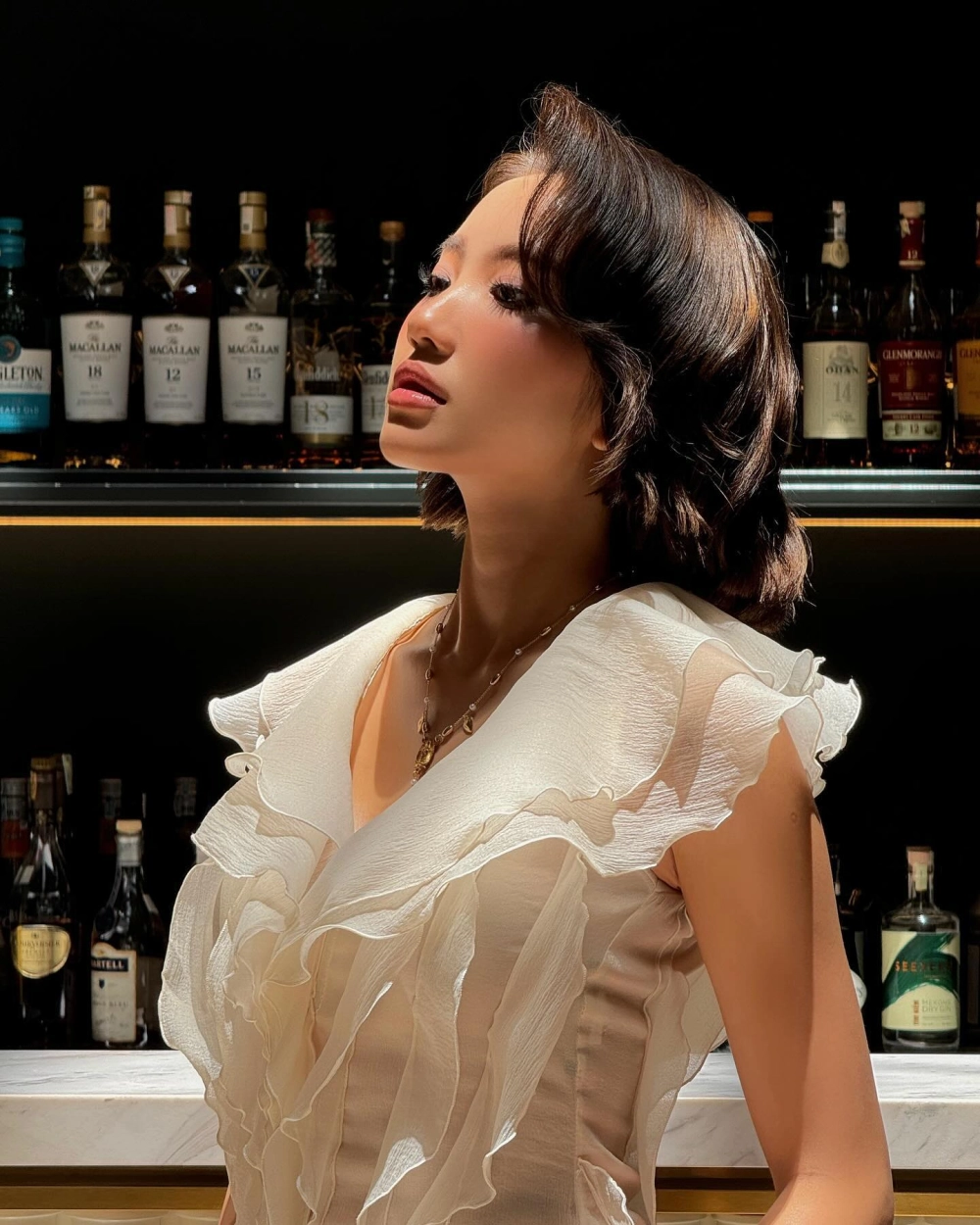 Ảnh Lê Thị Khánh Huyền áo dài trắng trong trẻo gây sốt mạng 