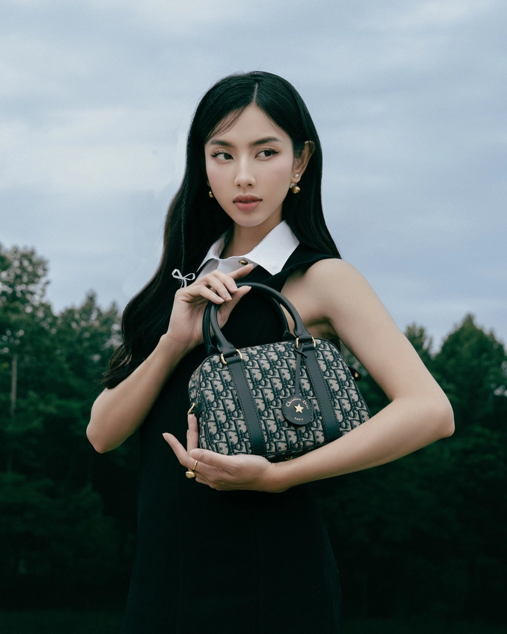 Hoa Hậu Nguyễn Thúc Thùy Tiên sinh 1998 đăng quang Hòa Bình 2021 