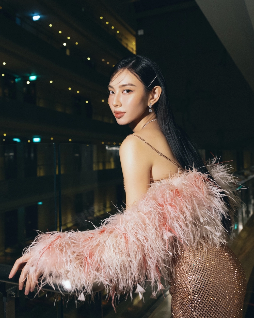 Hoa Hậu Hòa Bình Thùy Tiên đăng quang 2021 giơ 3 ngón tay biểu tượng 