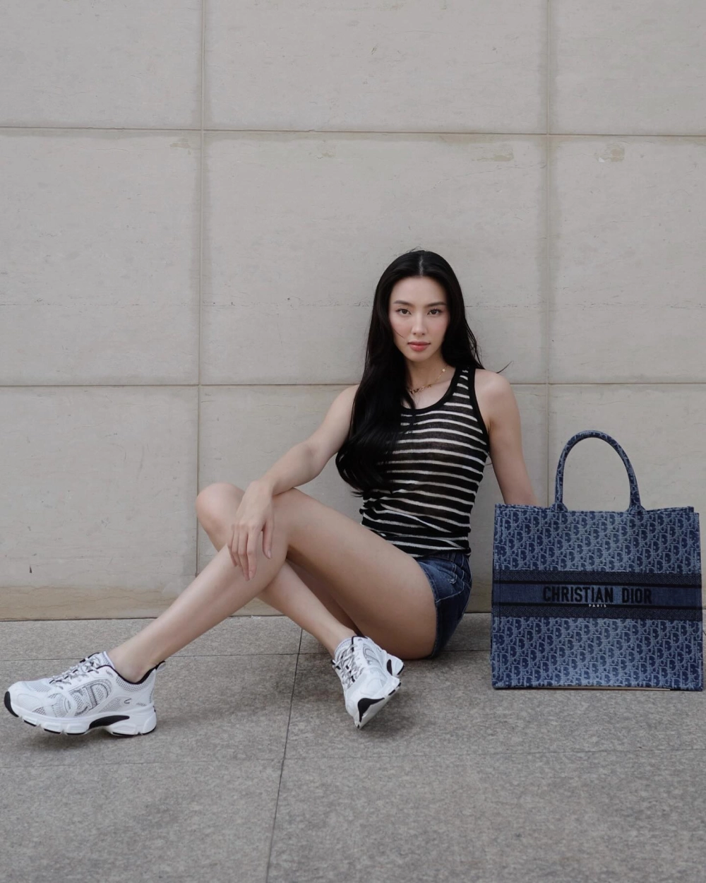 Hoa Hậu Hòa Bình Quốc Tế Thùy Tiên Việt Nam đầu tiên giơ 3 ngón tay 