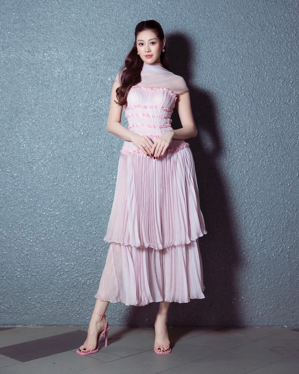 Áo dài Hoa Hậu Khánh Vân trắng thanh lịch nổi bật tại sự kiện 2019 