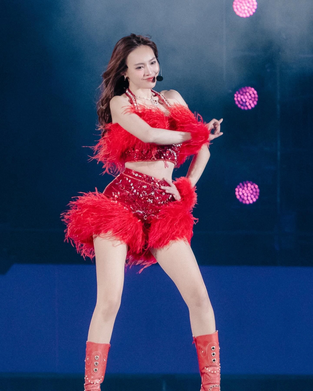 Lan Ngọc ngầu phong cách cá tính lăn xả gameshow