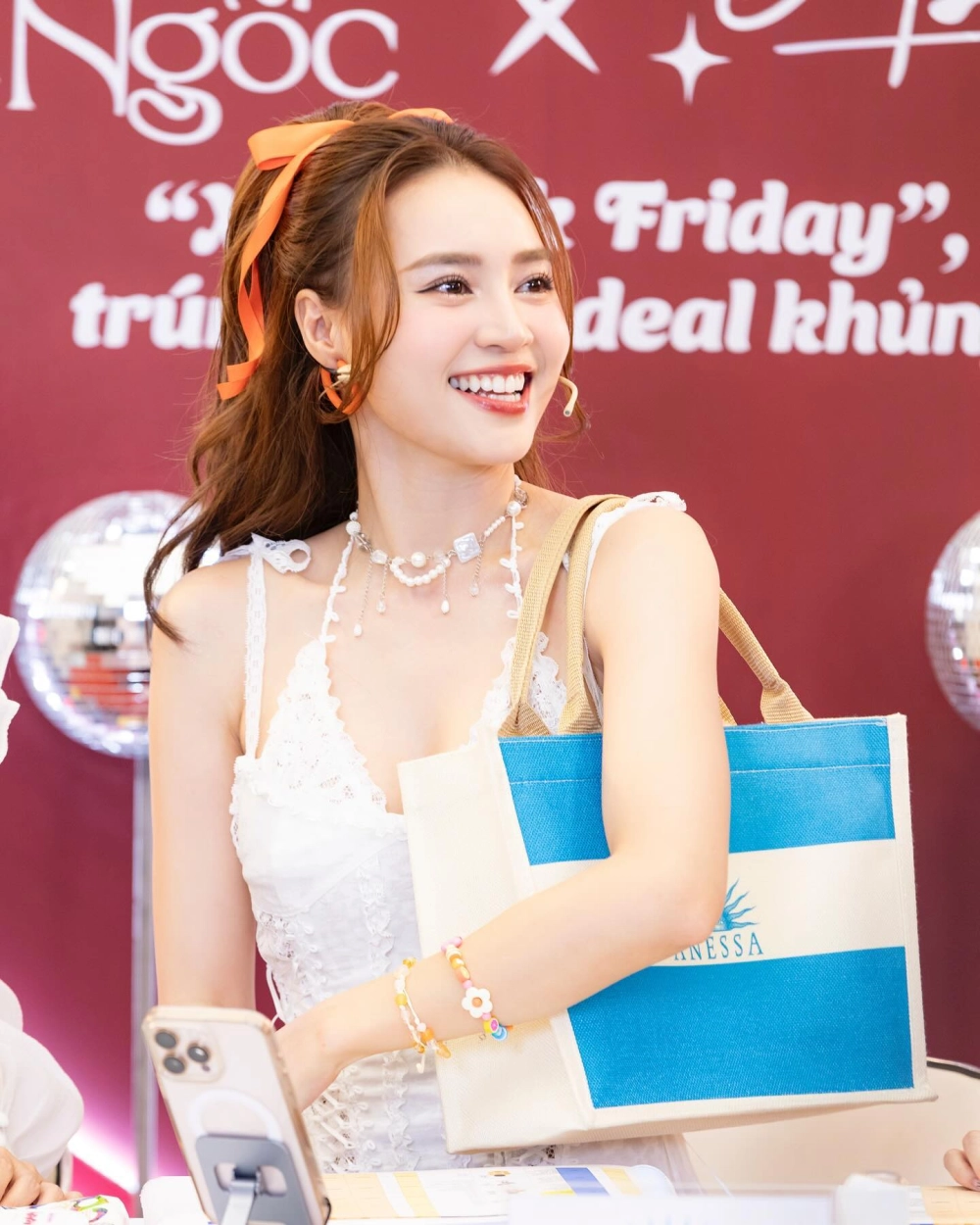 Lan Ngọc răng sứ nụ cười hoàn hảo nâng tầm nhan sắc