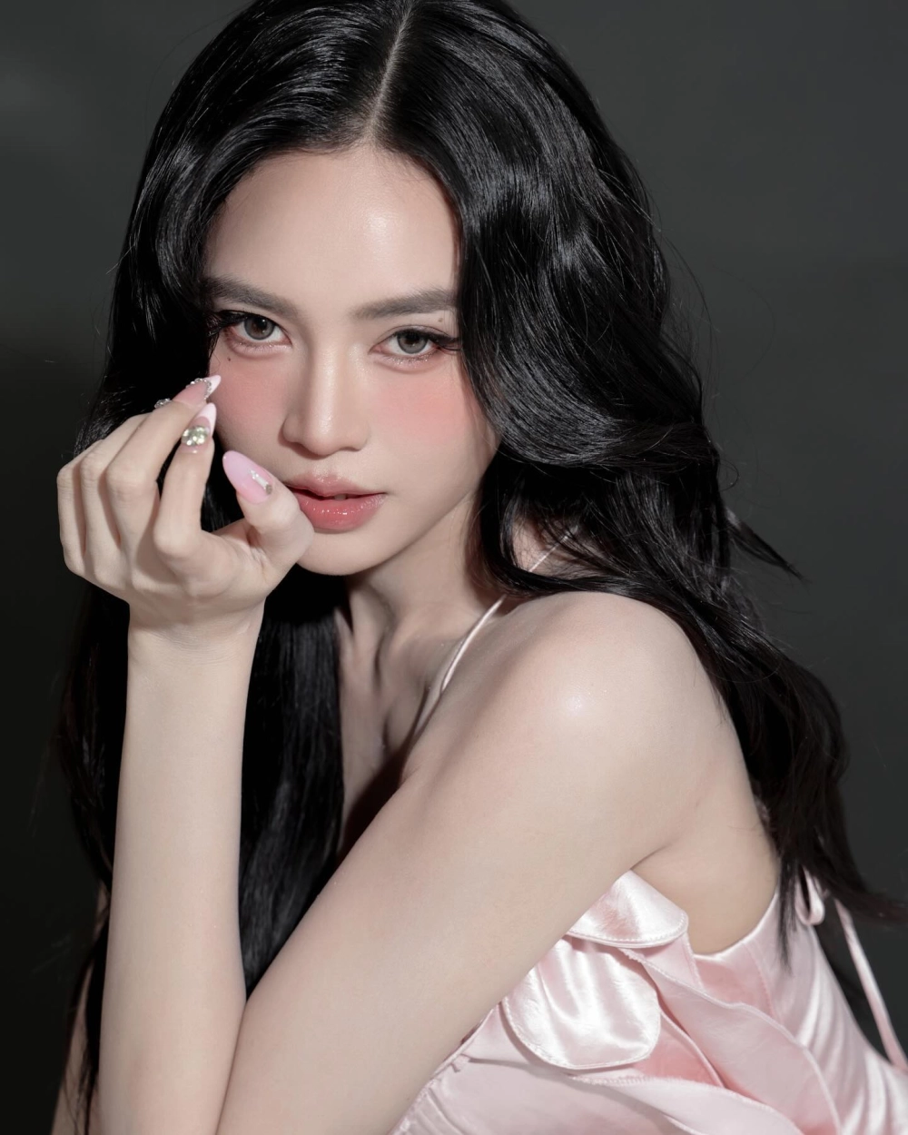 Lan Ngọc váy ngắn khoe chân dài vóc dáng thon gọn