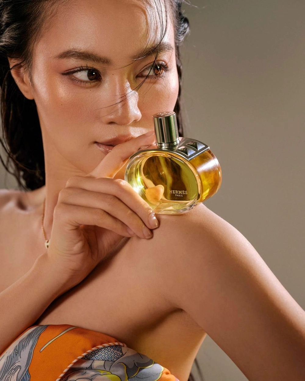 Lan Ngọc áo dài thanh lịch tôn nét đẹp truyền thống