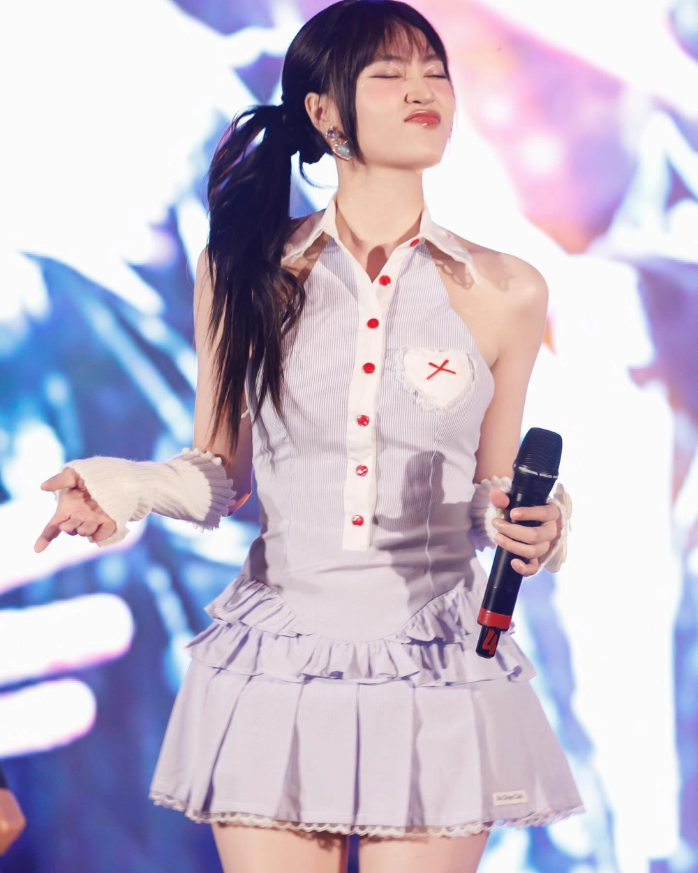 Lan Ngọc áo dài thanh lịch tôn nét đẹp truyền thống