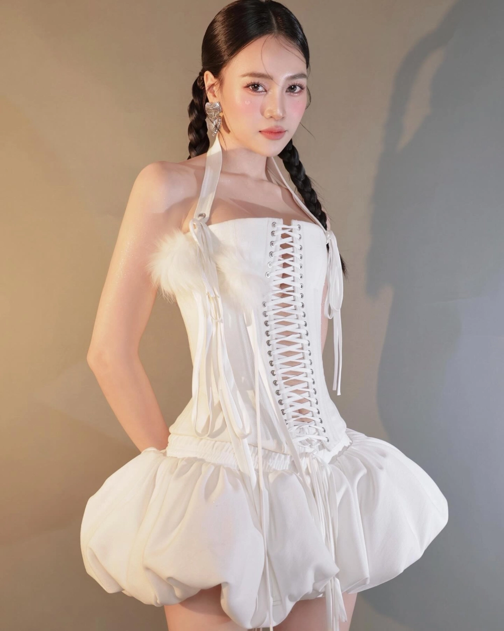 Lan Ngọc đeo kính phong cách trí thức dễ thương hiện đại