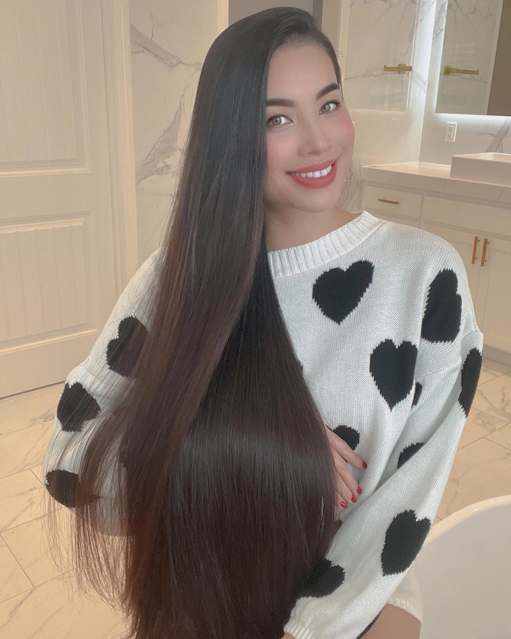 Hình ảnh Hoa hậu Phạm Huong rạng rỡ bên người hâm mộ