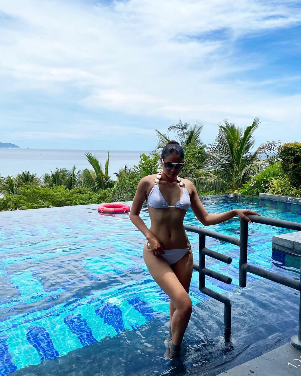 Hoa hậu Phạm diện đầm trắng tinh khôi tại sự kiện