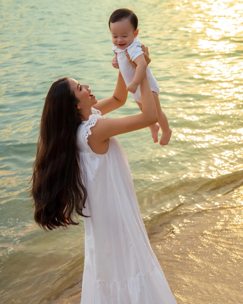 Nhan sắc Hoa hậu Phạm Thị Hương đẹp không góc chết