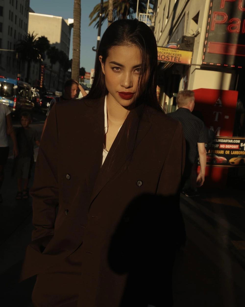 Tương tác với fan trên Phạm Hương Facebook mỗi ngày