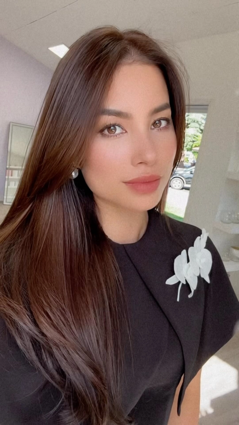 Vẻ đẹp sang trọng của Hoa hau Pham Huong tỏa sáng