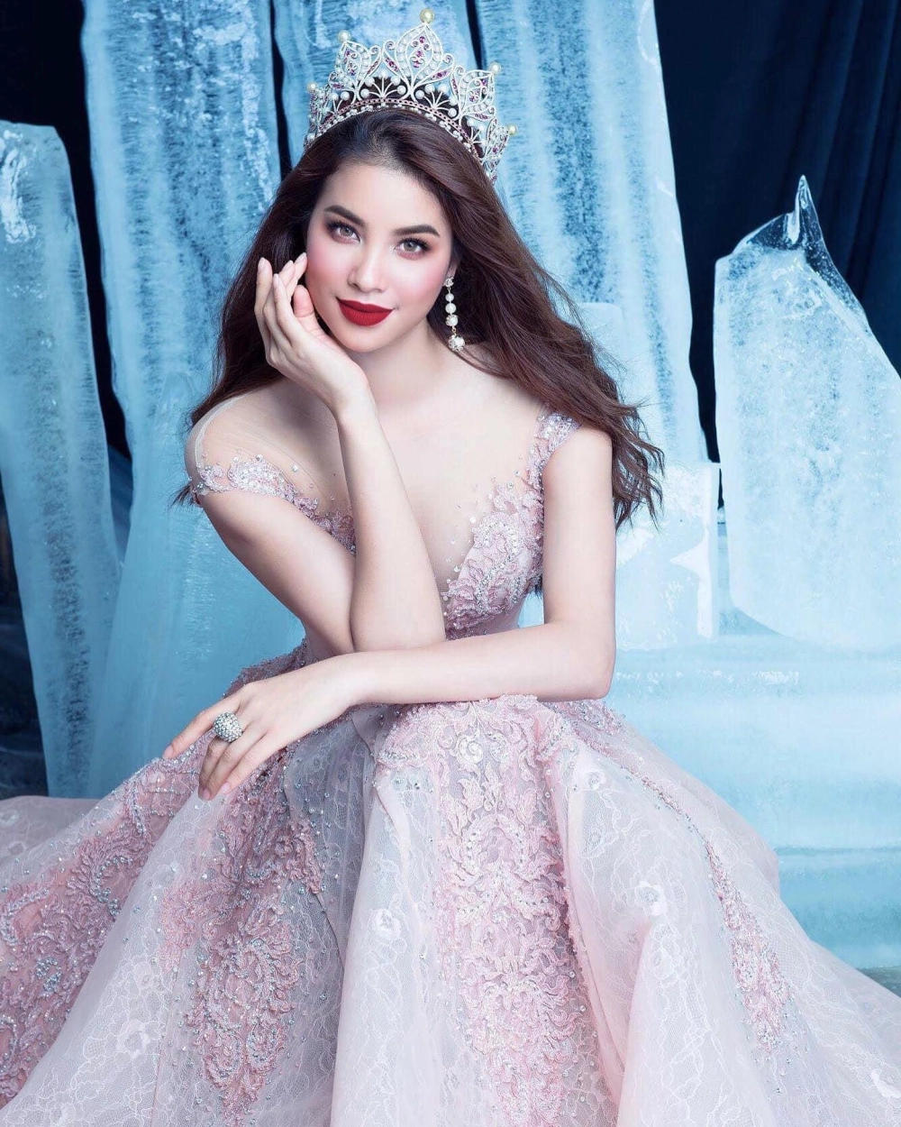 Khán giả bất ngờ với giọng ca của Phạm Hương hát