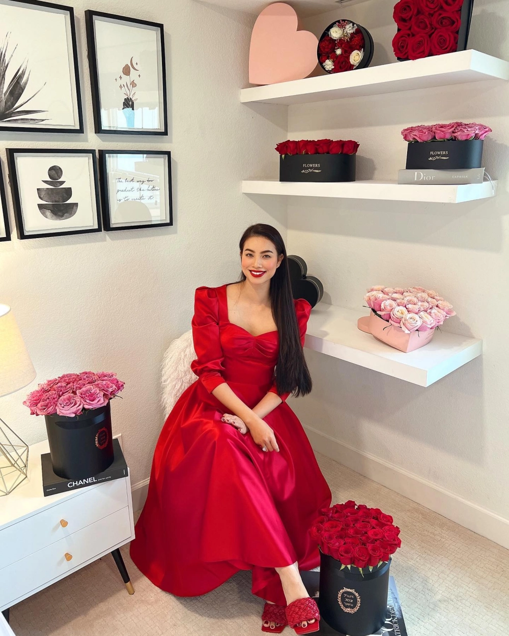 Phạm Hương rạng rỡ trong bộ váy dạ hội đầy cuốn hút