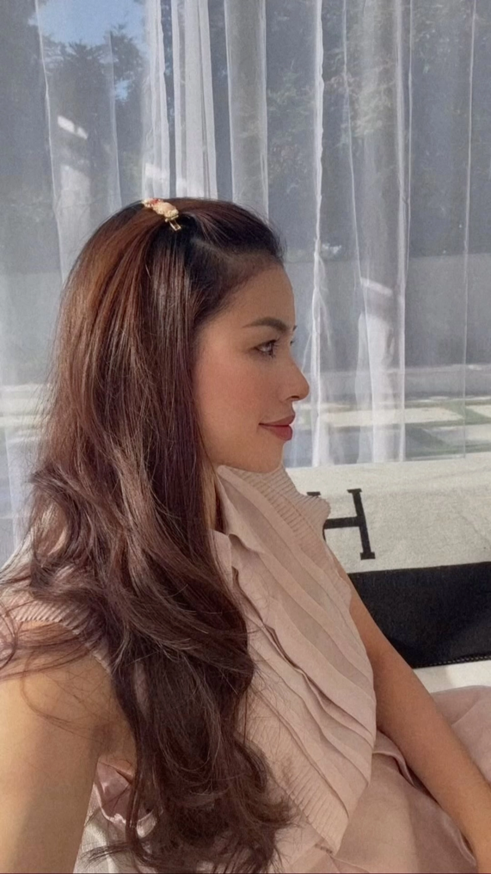 Nét đẹp cổ điển của Phạm Thị Hương thu hút mọi ánh nhìn