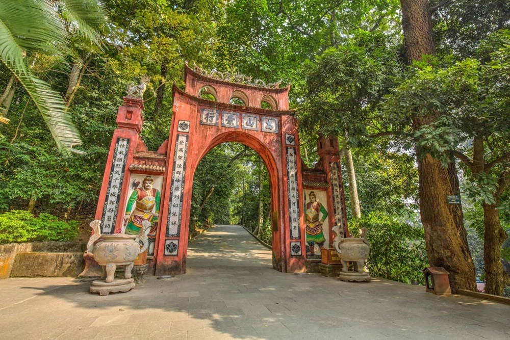 Bâng khuâng bước nhẹ Đền Hùng trưa ấy dịu dàng