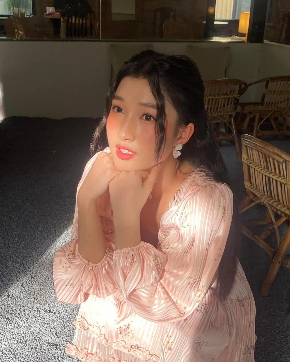 Á hậu Phương Nhi lên xe hoa lễ ăn hỏi gây chú ý