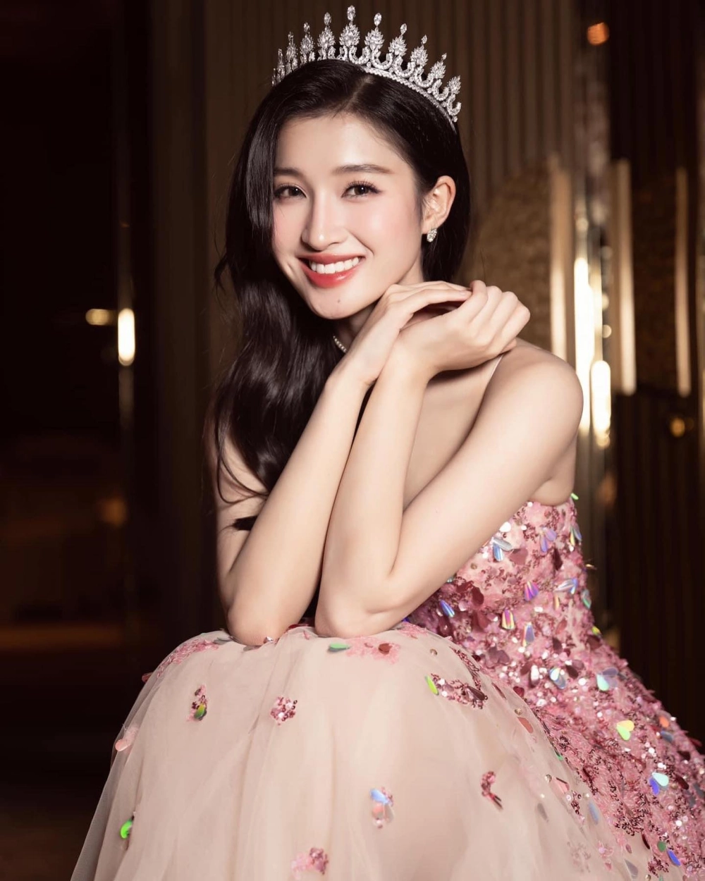 Á hậu Phương Nhi nói tiếng Anh lưu loát tại cuộc thi quốc tế