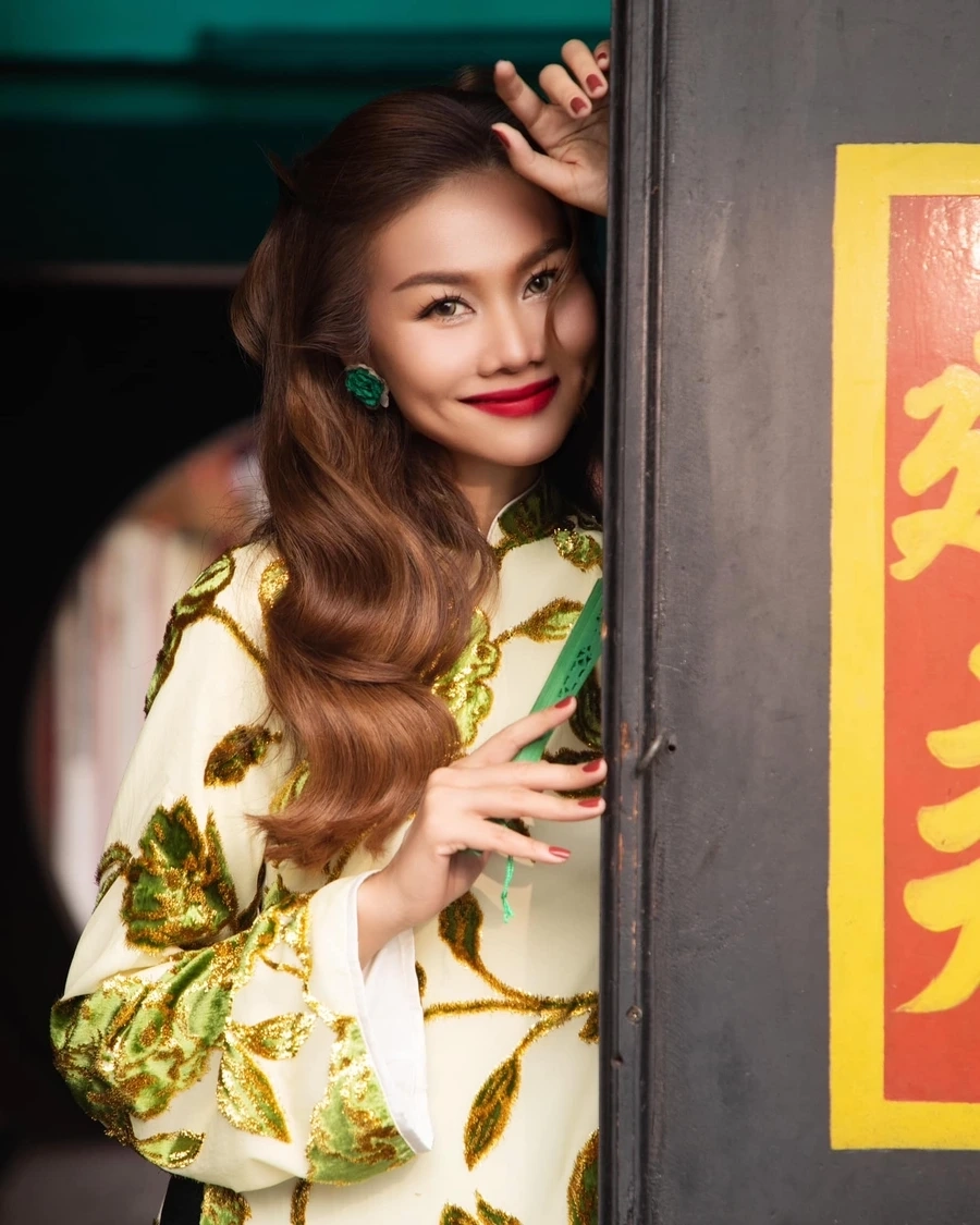 Thanh Hằng catwalk gây tranh cãi với tạo dáng ôm đầu 2025 