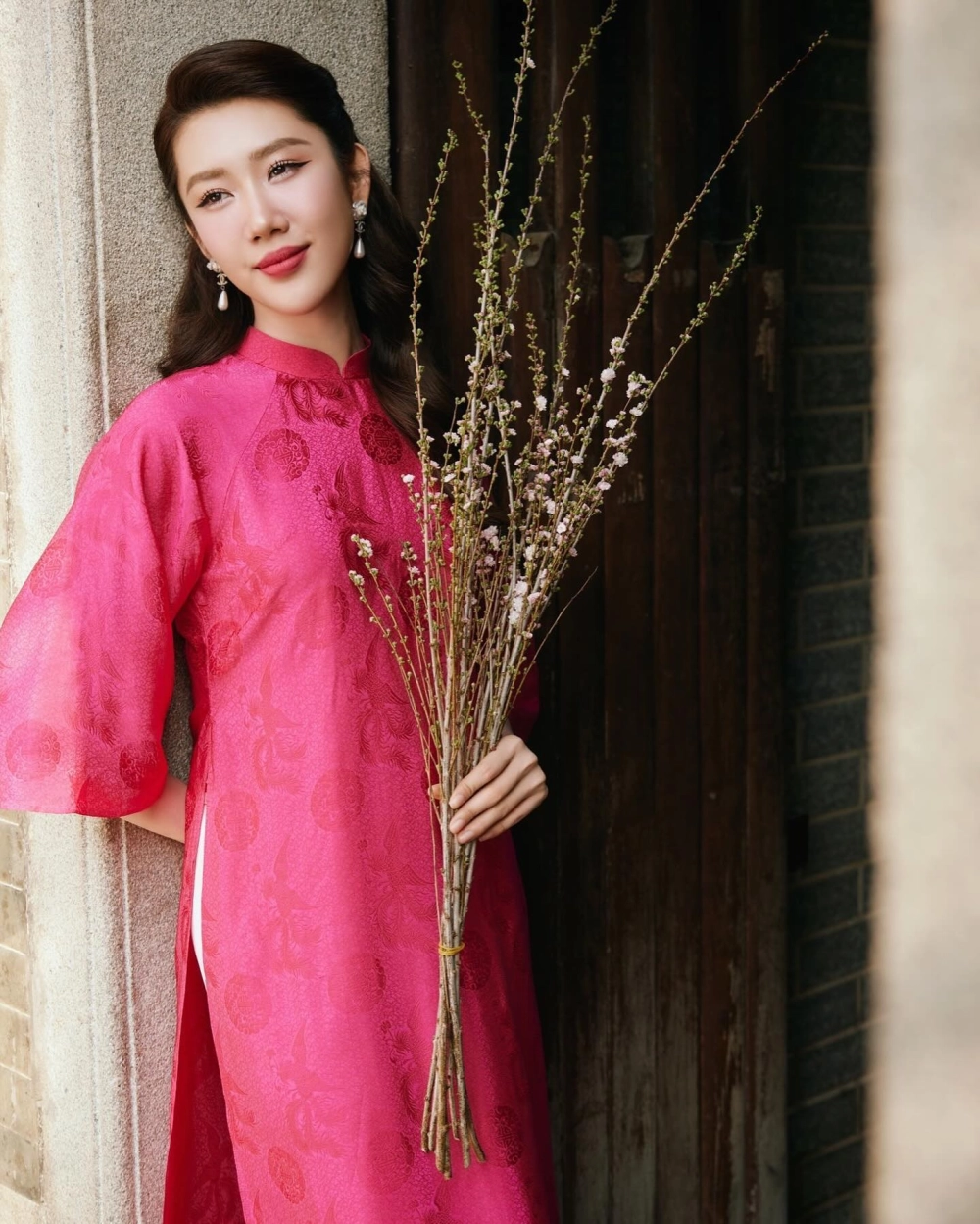 Nhã Phương Thuý Ngân hai mỹ nhân tài sắc của showbiz