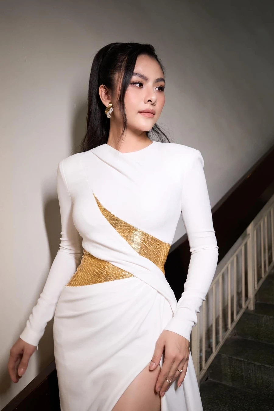 Vân Trang mặc áo dài tôn nét duyên dáng Việt Nam