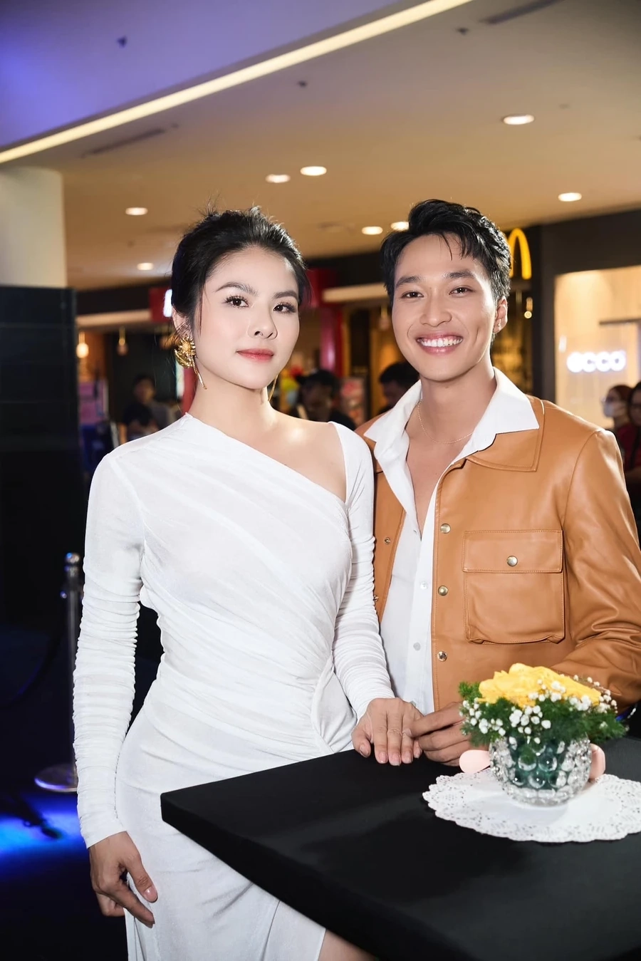 Hình ảnh diễn viên Vân Trang xinh đẹp trong phim và sự kiện