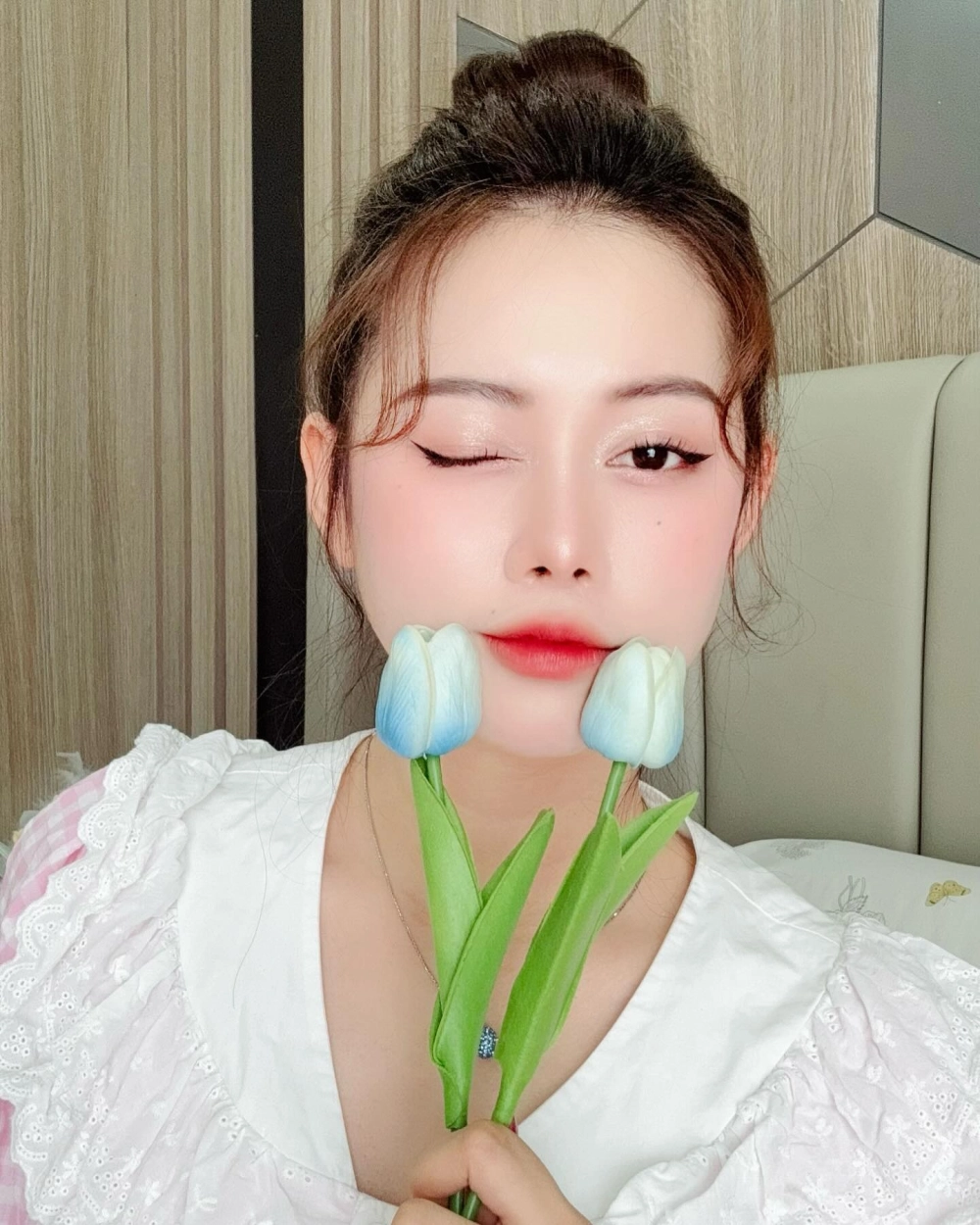 Việt Phương Thoa trồng cây tham gia hoạt động bảo vệ môi trường 