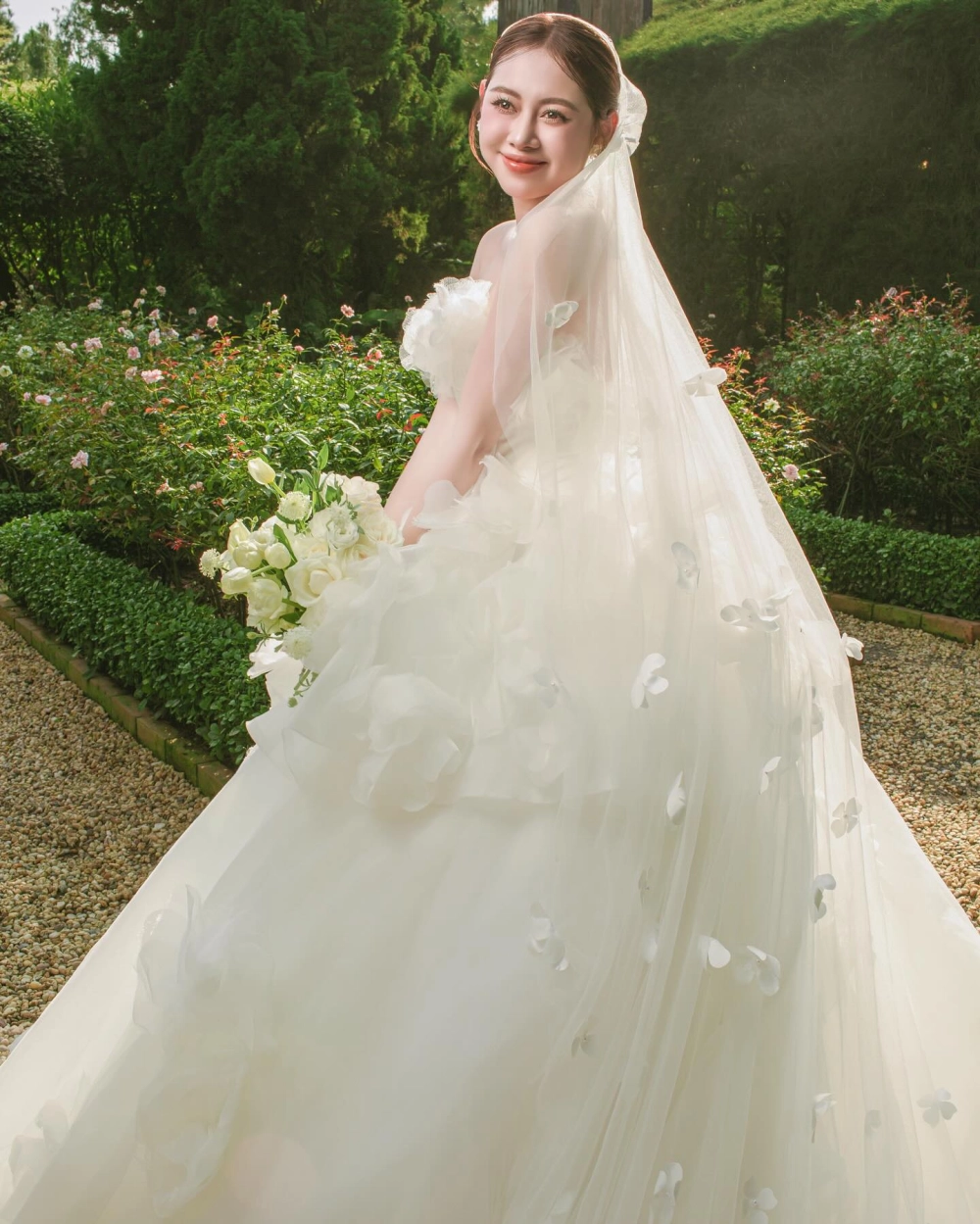 Youtube Việt Phương Thoa chia sẻ vlog makeup du lịch thú vị 