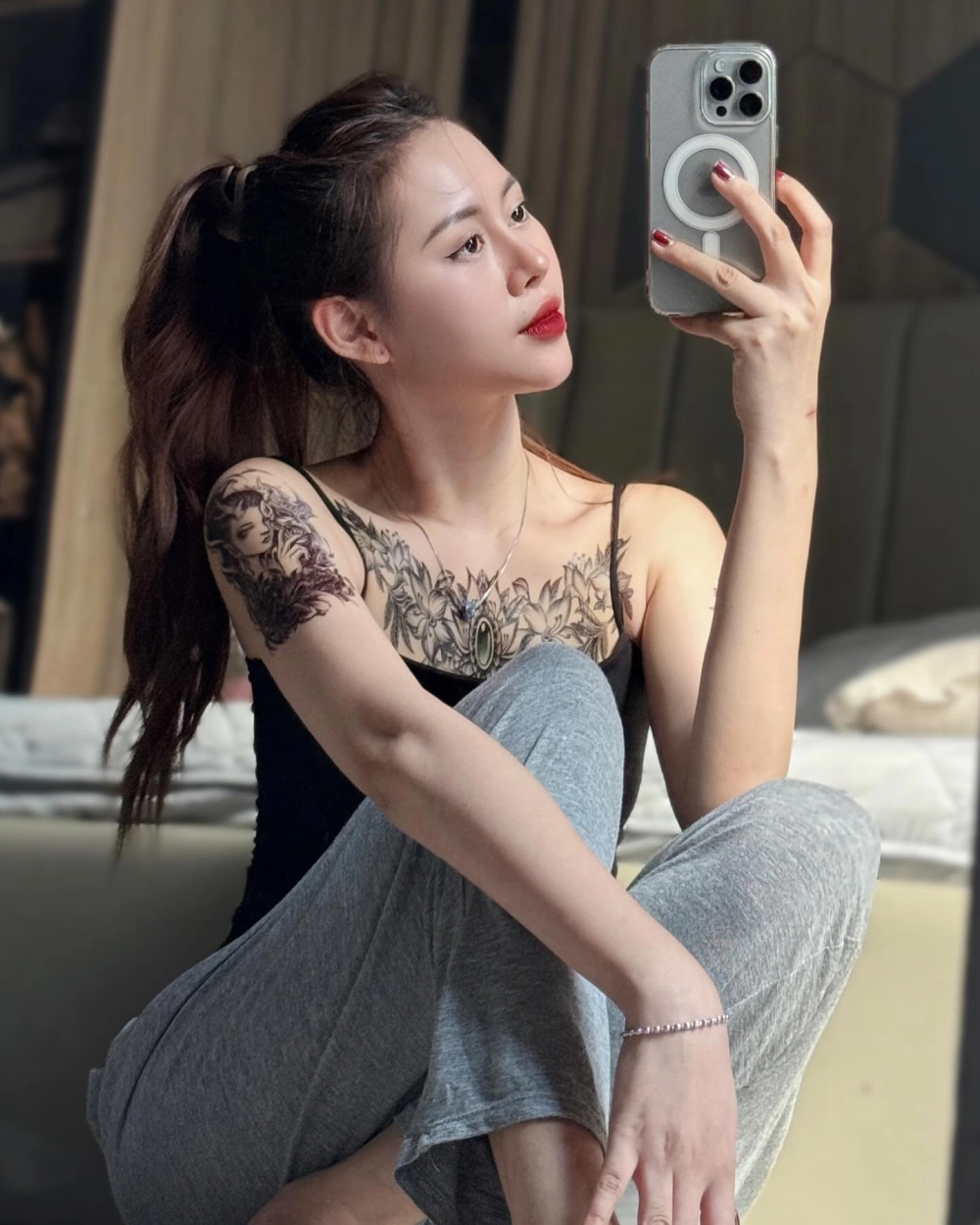 Việt Phương Thoa ngày xưa làm đủ nghề để trả nợ gia đình 